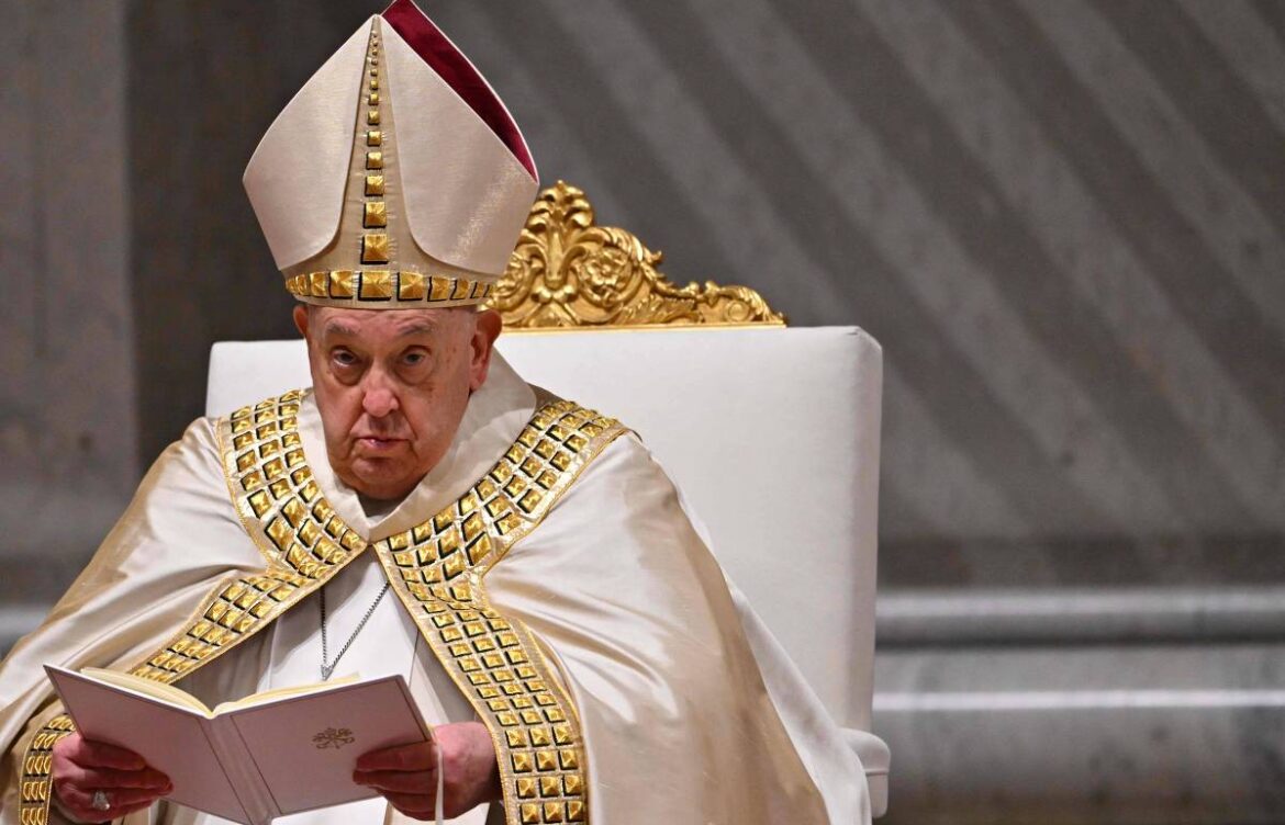 Papa Francisco Levanta da Cama, Segundo Novo Boletim sobre sua Saúde